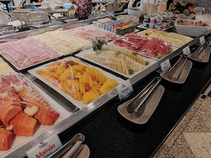 Petit déjeuner complet compris tous les jours