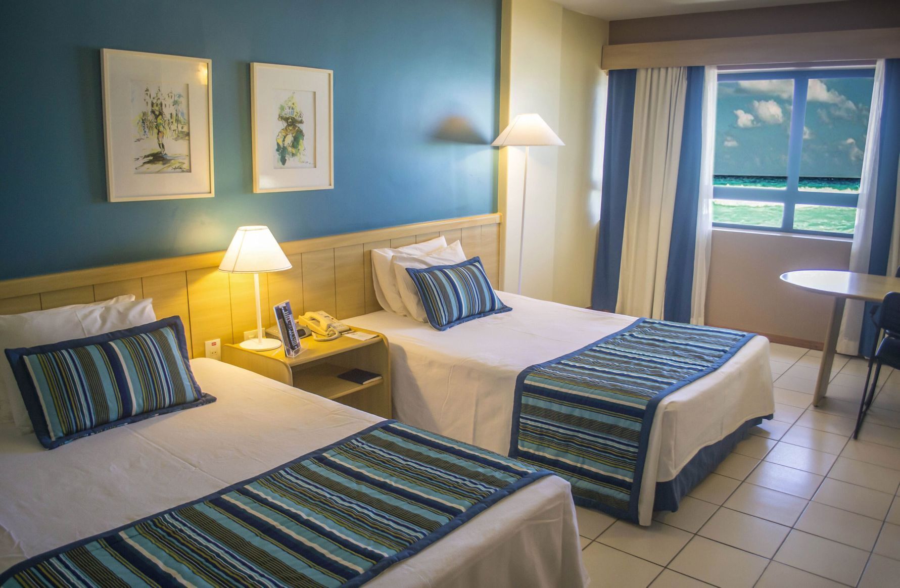 客房内保险箱、办公桌、笔记本电脑工作区、遮光窗帘