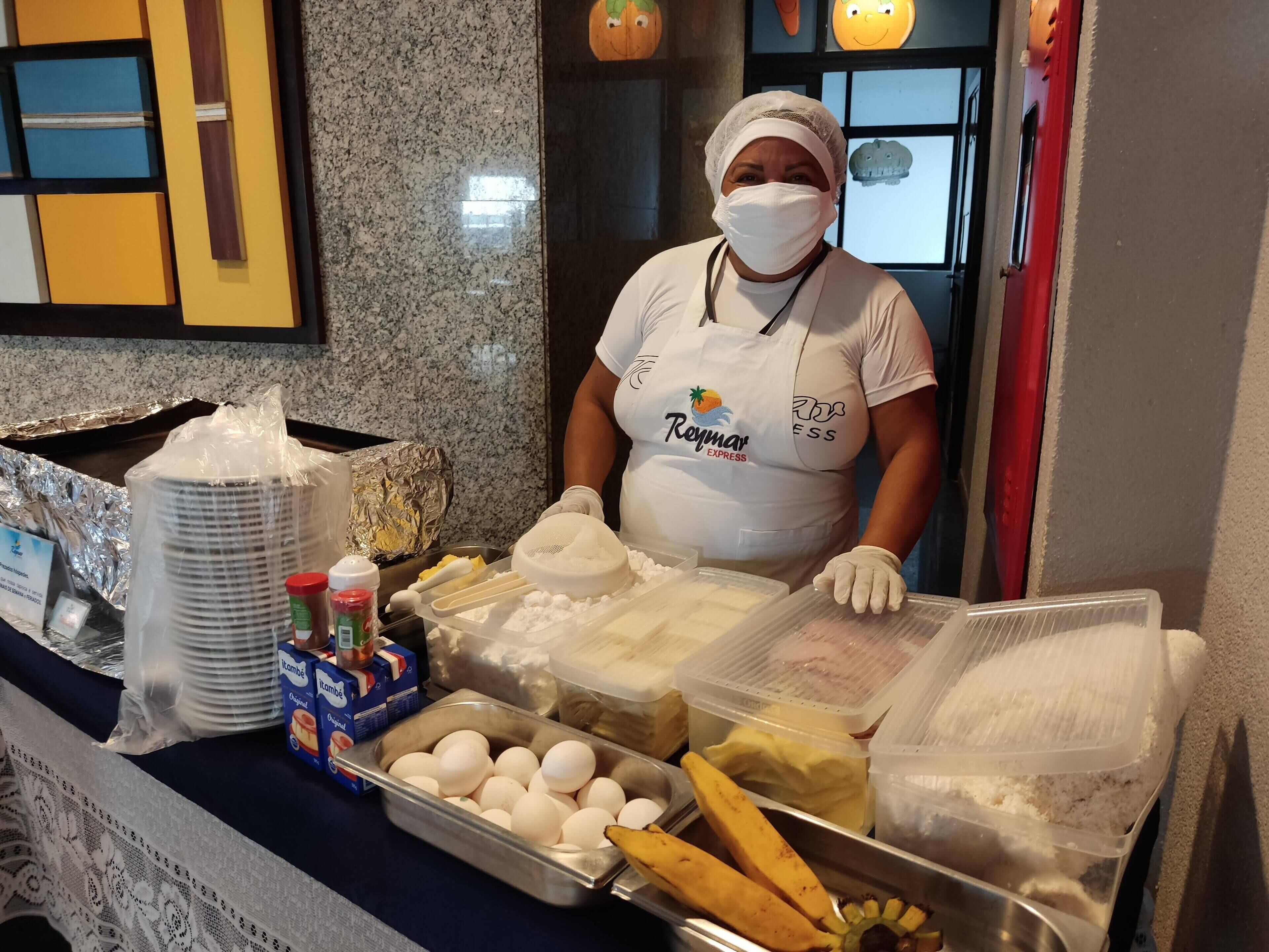 Una mesa de buffet con diferentes alimentos y salsas.