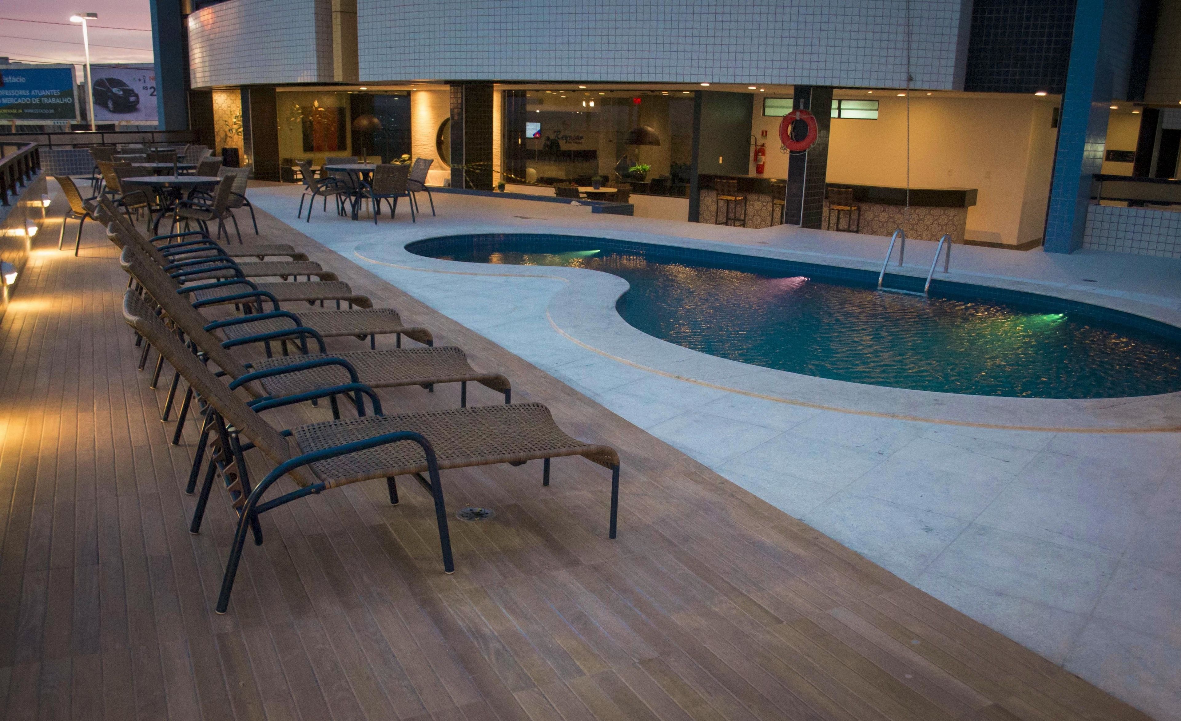 Zona de piscina amb gandules i una piscina.