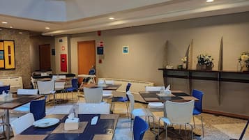 Café da manhã completo grátis todos os dias