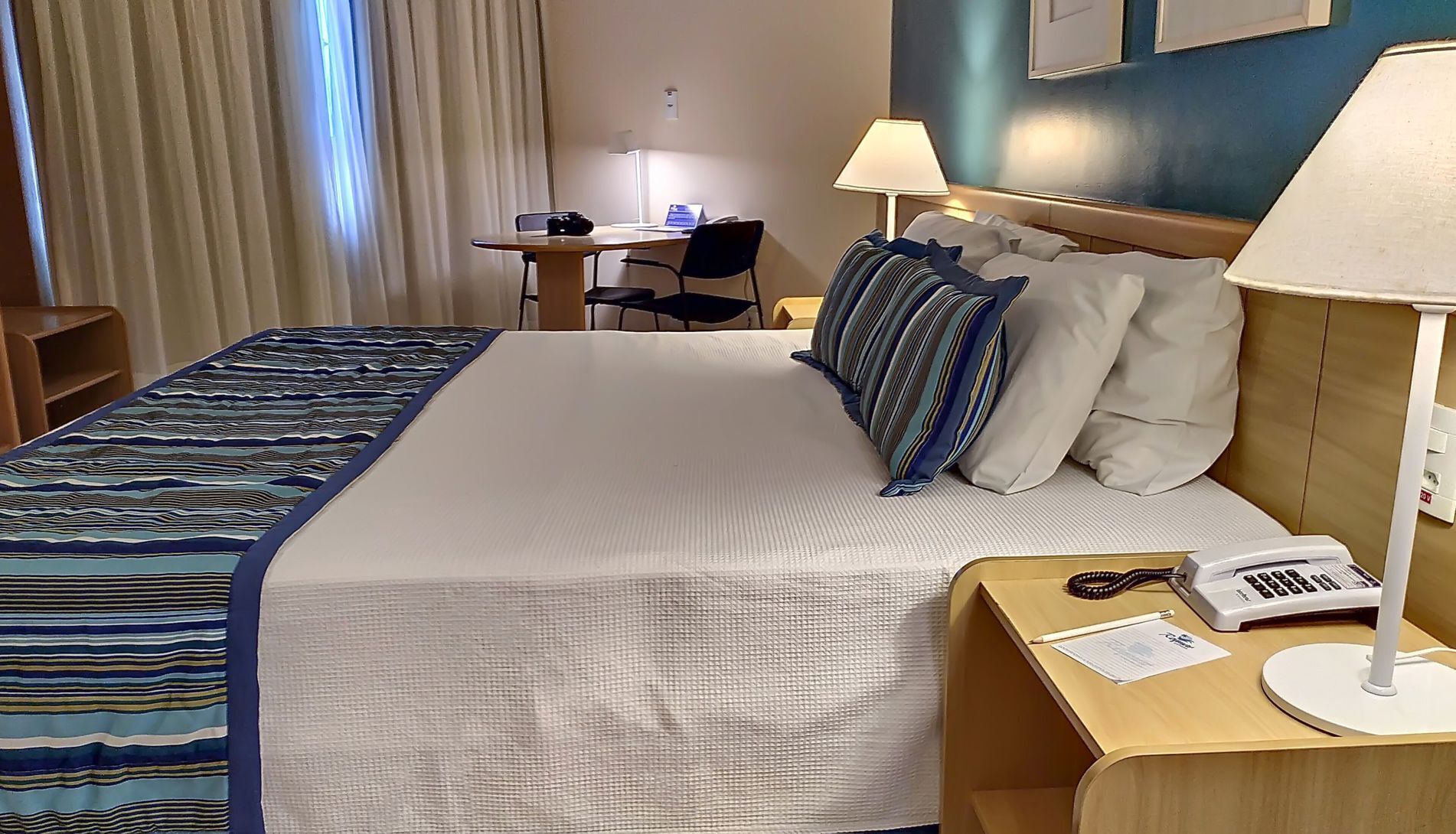 客房内保险箱、办公桌、笔记本电脑工作区、遮光窗帘