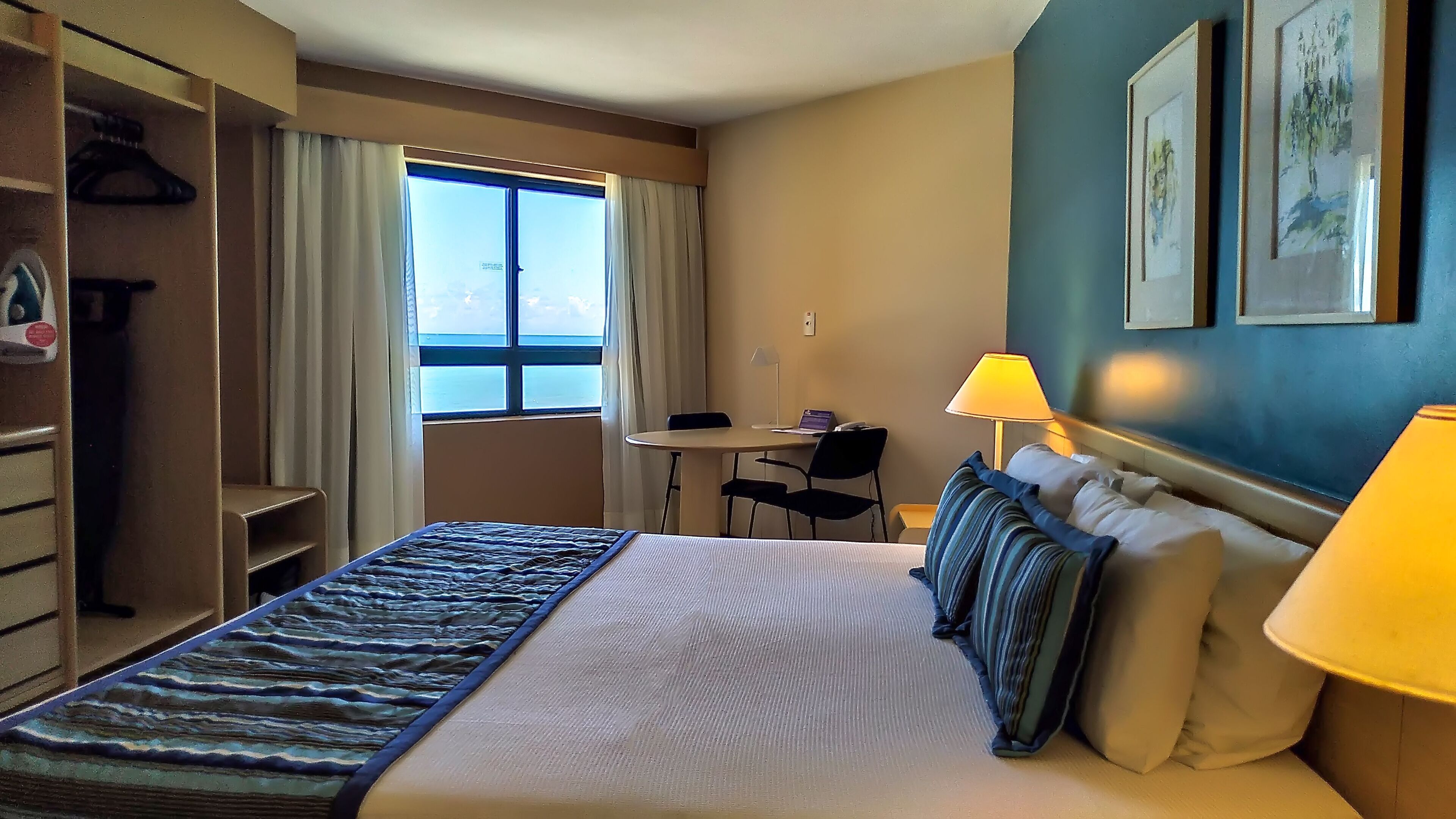 客房内保险箱、办公桌、笔记本  电脑工作区、遮光窗帘