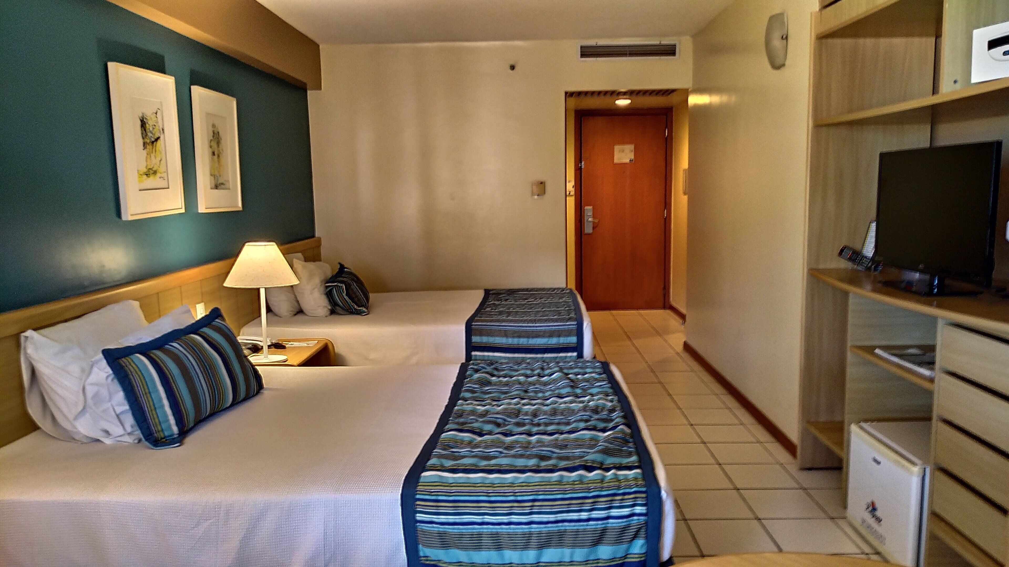 客房内保险箱、办公桌、笔记本电脑工作区、遮光窗帘