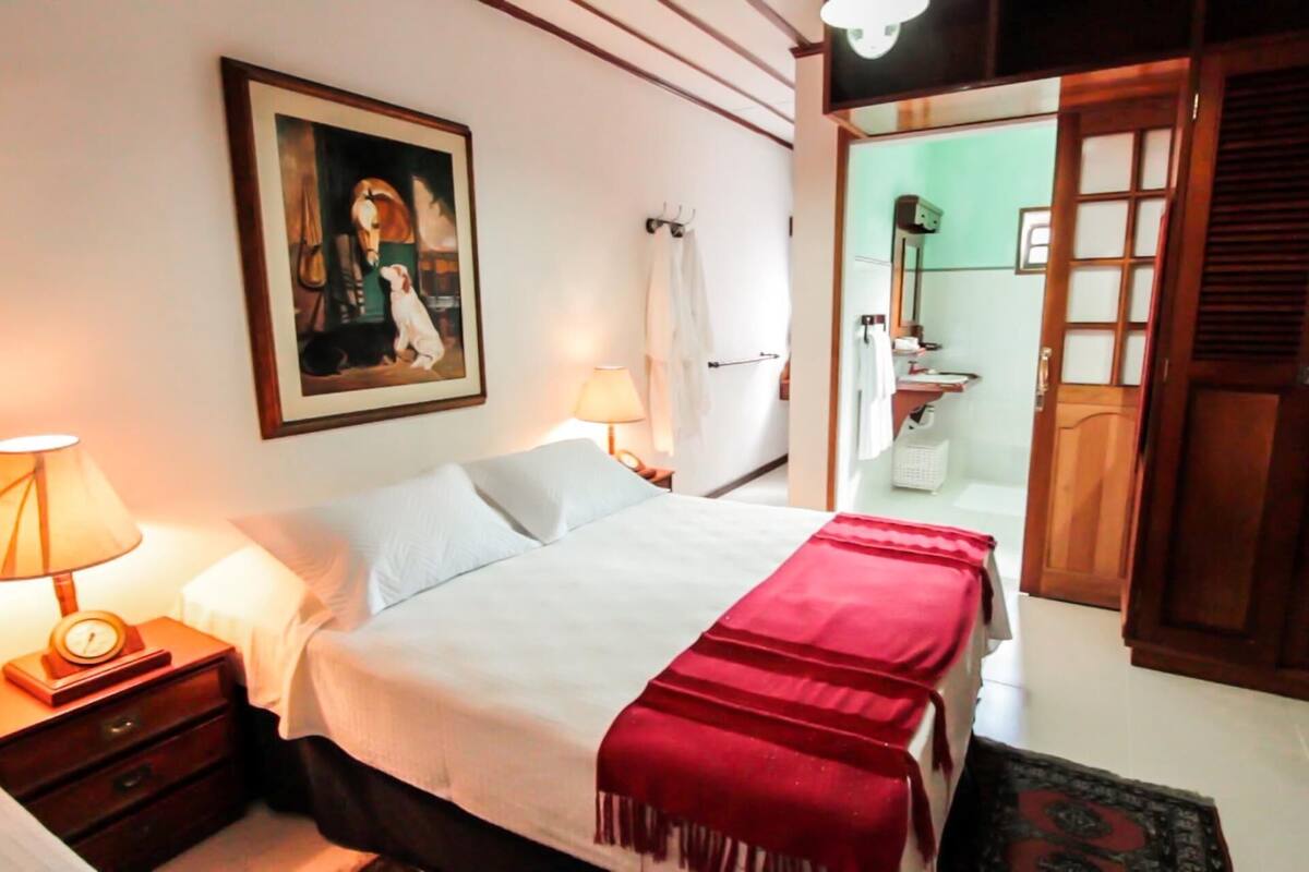 Ropa de cama hipoalergénica, caja fuerte, cortinas opacas y wifi gratis