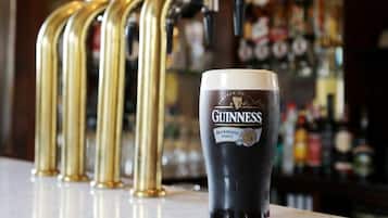 Eine Bar mit einem Glas Guinness vor einem Zapfhahn.
