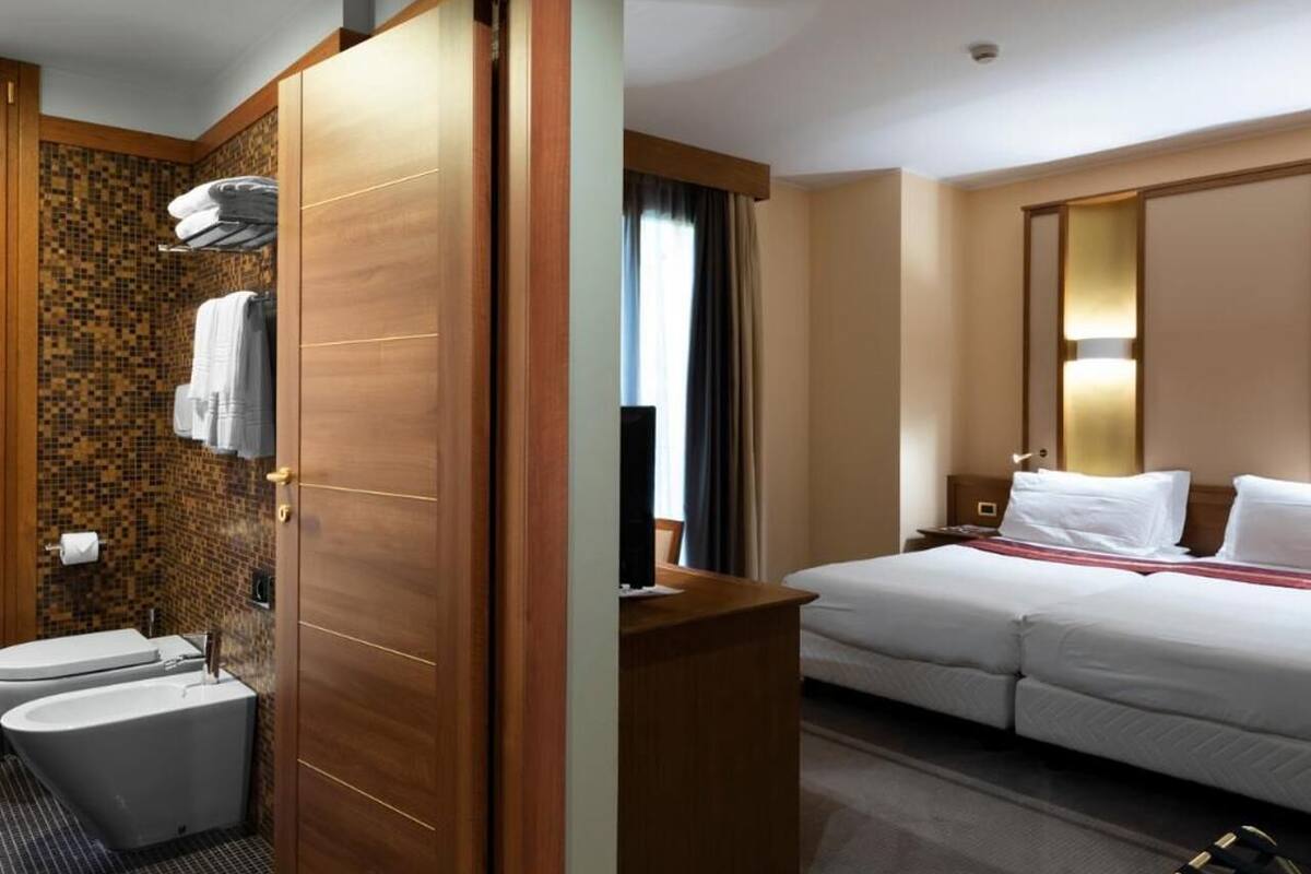 deluxe room, lake view | 1 bedroom, minibar, in-room safe, desk