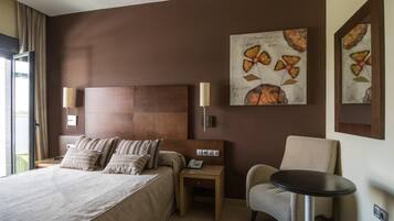 1 habitación, escritorio y espacio para trabajar con laptop