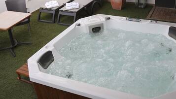 Habitación doble especial con bañera de hidromasaje y jacuzzi | Terraza o patio