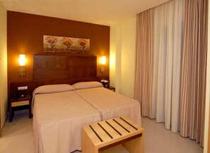 Desk, laptop workspace, blackout drapes, free cribs/infant beds - Hotel Macami (El Carpio)