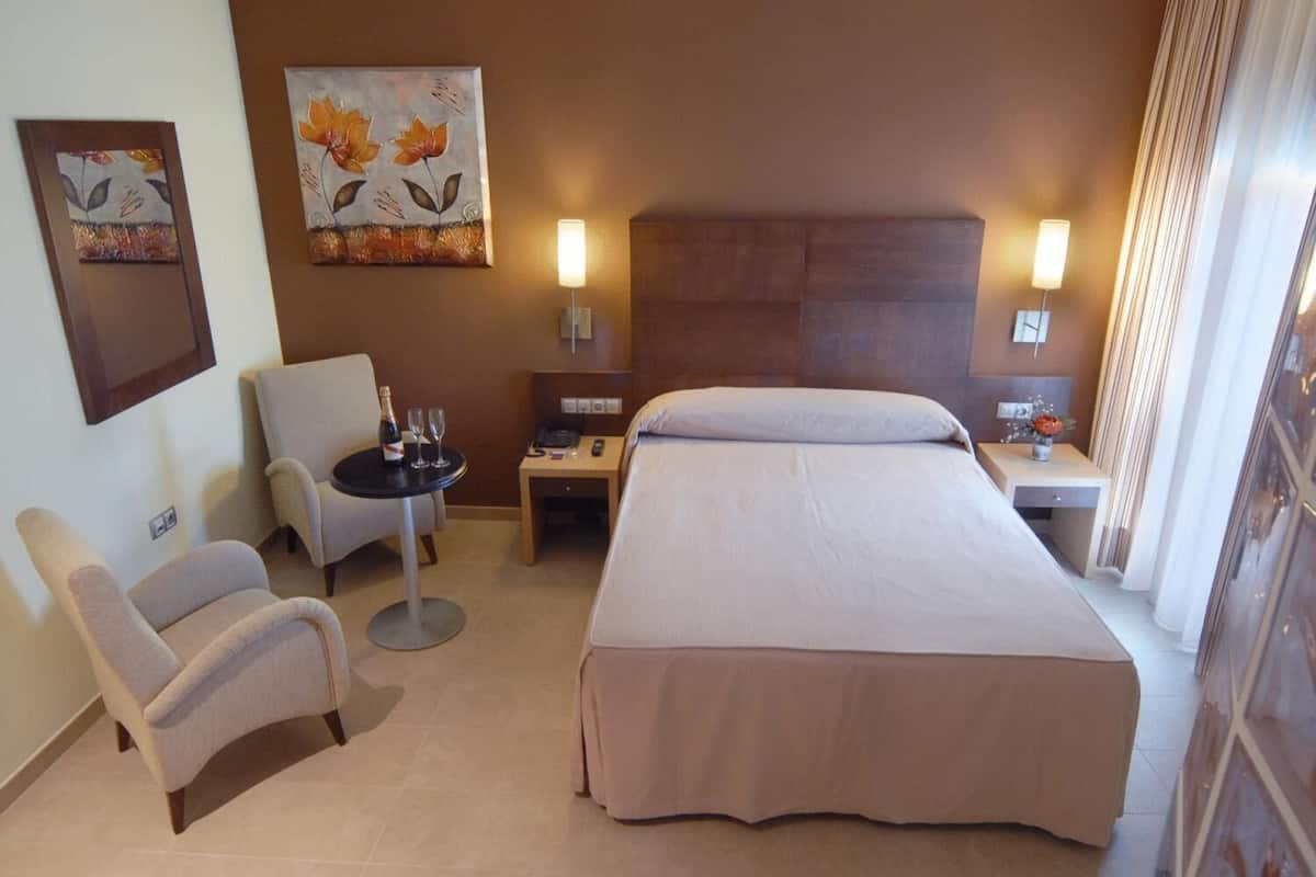 desk, laptop workspace, blackout curtains, free cots/infant beds