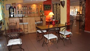 Bar (on property) - Le Clos Des Pins (Six-Fours-les-Plages)