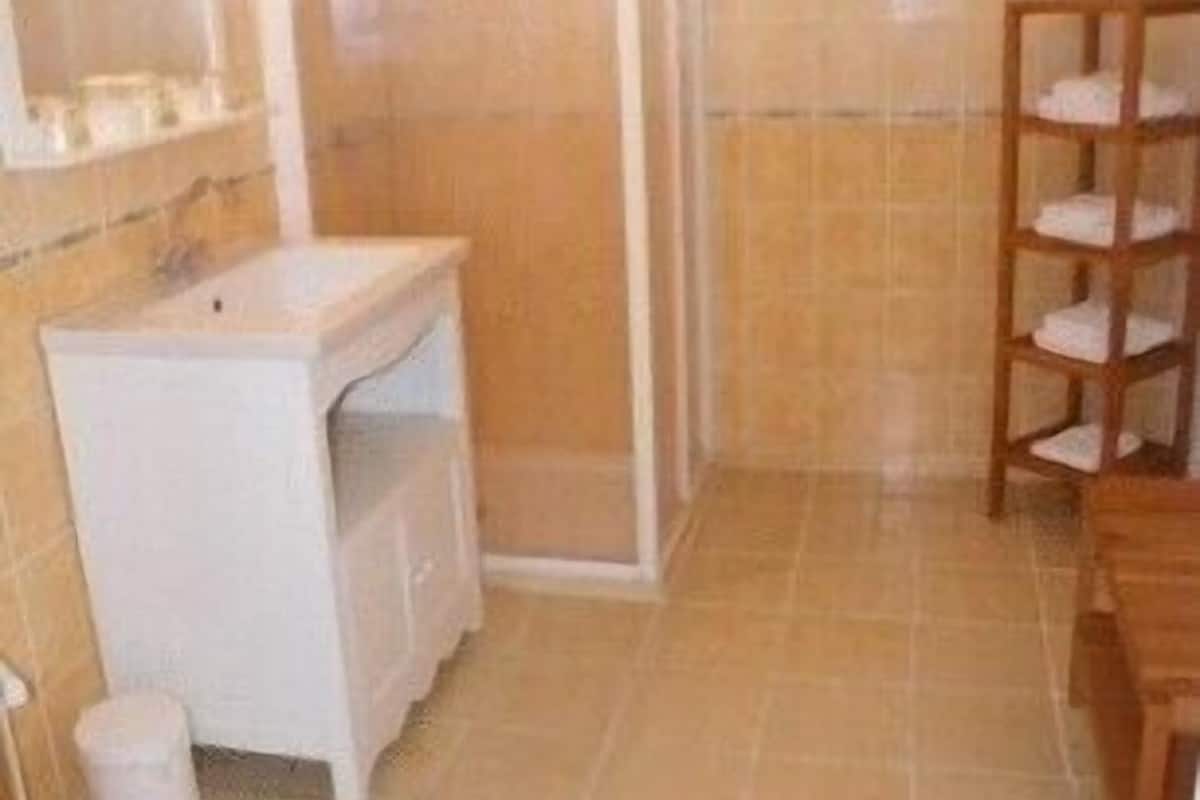 Kombinasi shower/bathtub, pengering rambut, dan handuk
