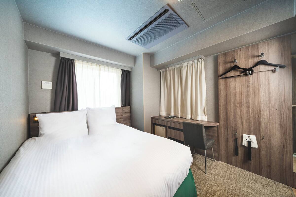 Premium bedding, down duvets, pillow-top beds, desk