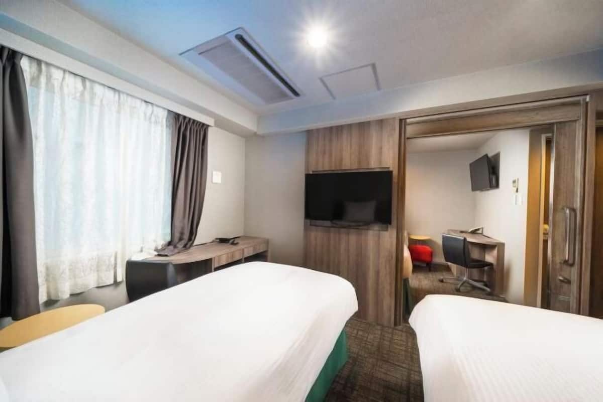 Premium bedding, down comforters, pillowtop beds, desk