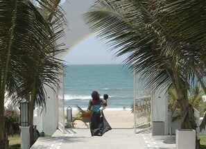 Plage privée, cabines gratuites, chaises longues, parasols