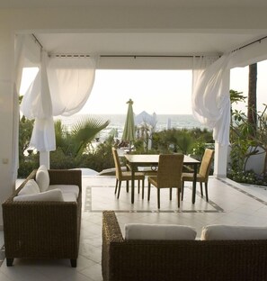 3 restaurants, lunch, dinner served; international cuisine - Coco Ocean Resort & Spa (Serrekunda)