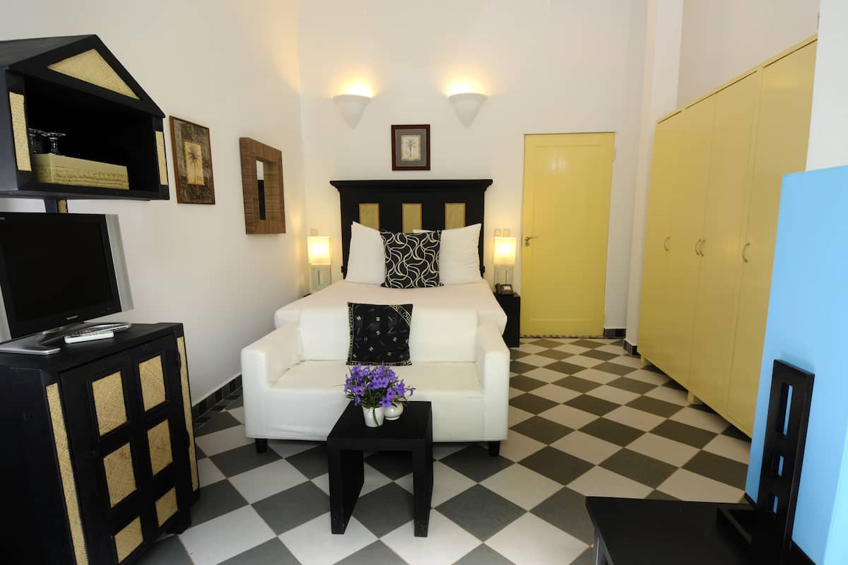 Junior Suite | Minibar, in-room safe, desk, free cots/infant beds