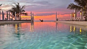 Innendørsbasseng, 4 utendørsbassenger og bassengtelt (inkludert)