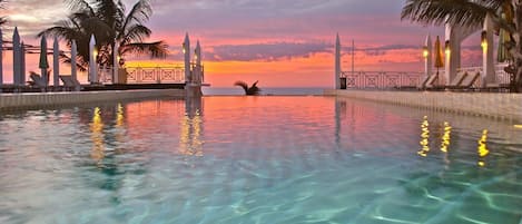 من حمّامات السباحة المغطاة، 4 من حمّامات السباحة الخارجية، كبائن مجانية