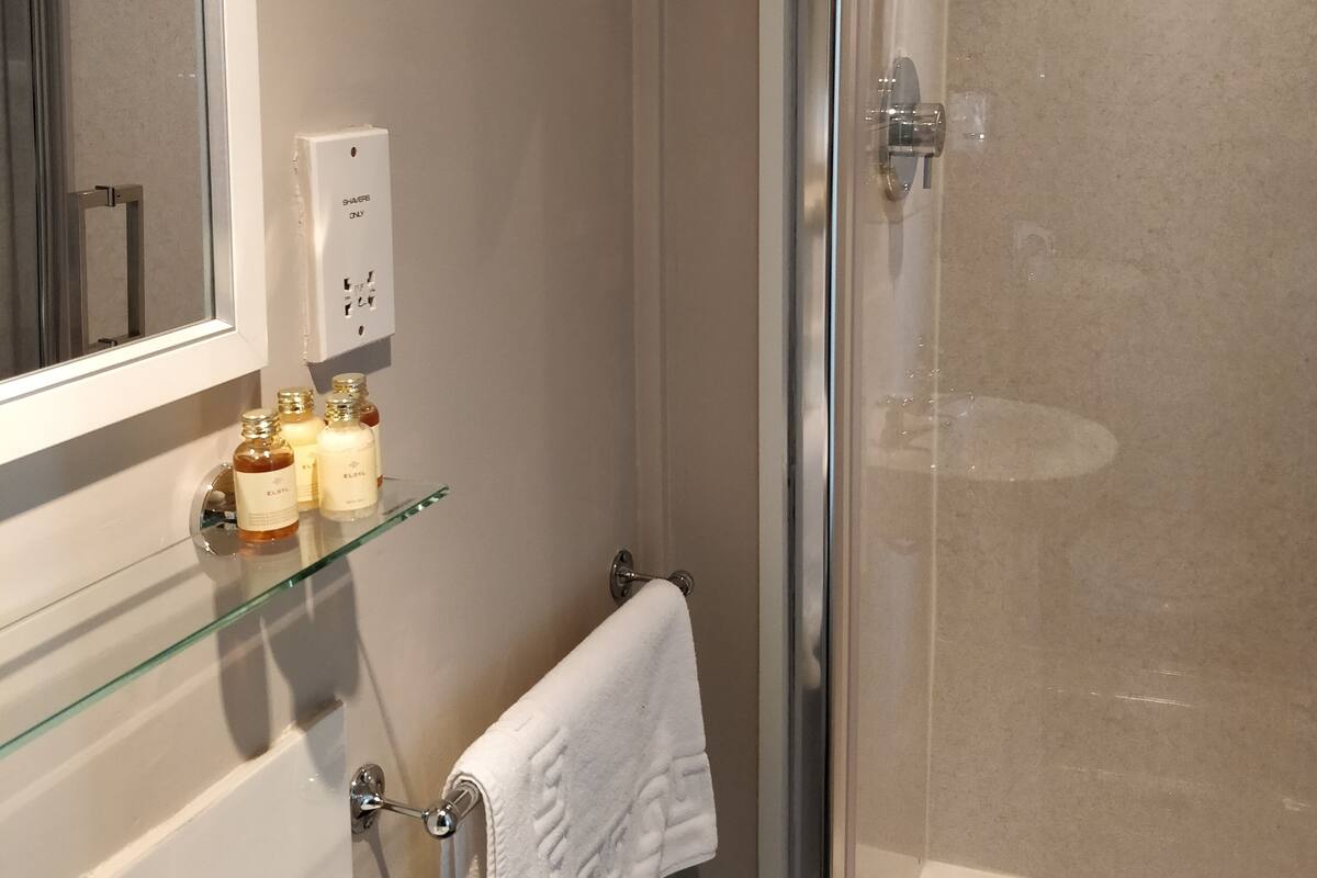 Standard Double Room, Ensuite (Small) | Bathroom
