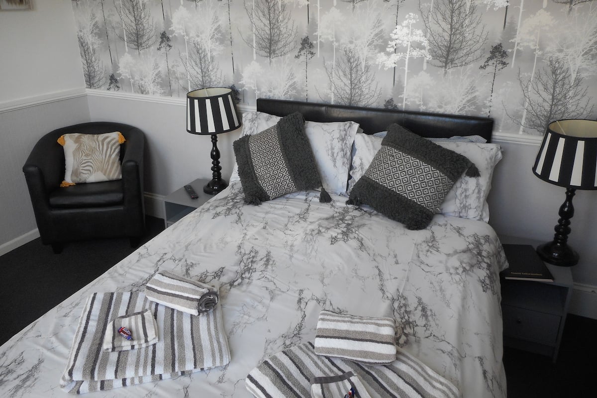 Standaard tweepersoonskamer, gedeelde badkamer (First Floor) | 1 slaapkamer
