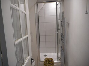 Standard Triple Room, Ensuite (Top Floor) | Bathroom - The George B&B (Weymouth)