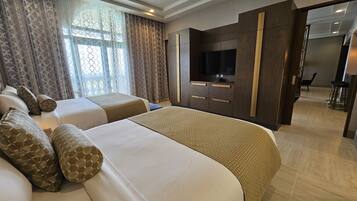 Una habitación de hotel con dos camas, televisión y minibar.