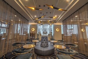 2 bares o lounges, bar deportivo