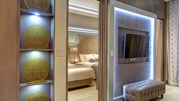 Suite ejecutiva (Lounge Access) | Caja de seguridad en la habitación, escritorio y cortinas blackout