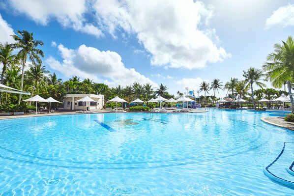 Piscine extérieure, parasols de plage, chaises longues