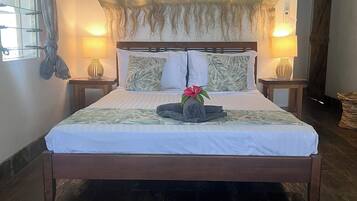 Caja de seguridad en la habitación y tabla de planchar con plancha