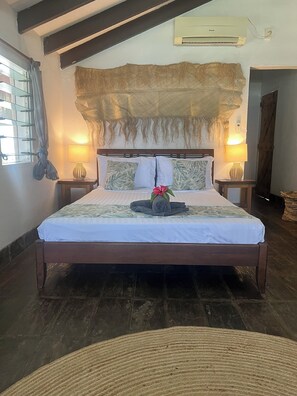 In-room safe, iron/ironing board, cribs/infant beds, bed sheets - Deco Stop Lodge (Luganville)