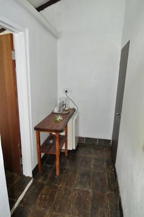 Caja de seguridad en la habitación y tabla de planchar con plancha