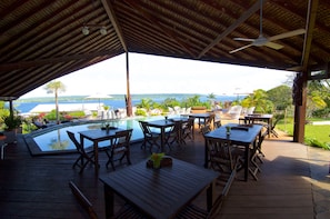 Bar junto a la piscina