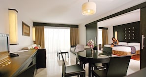 Junior Suite, 1 Bedroom, Sea Side | In-room dining