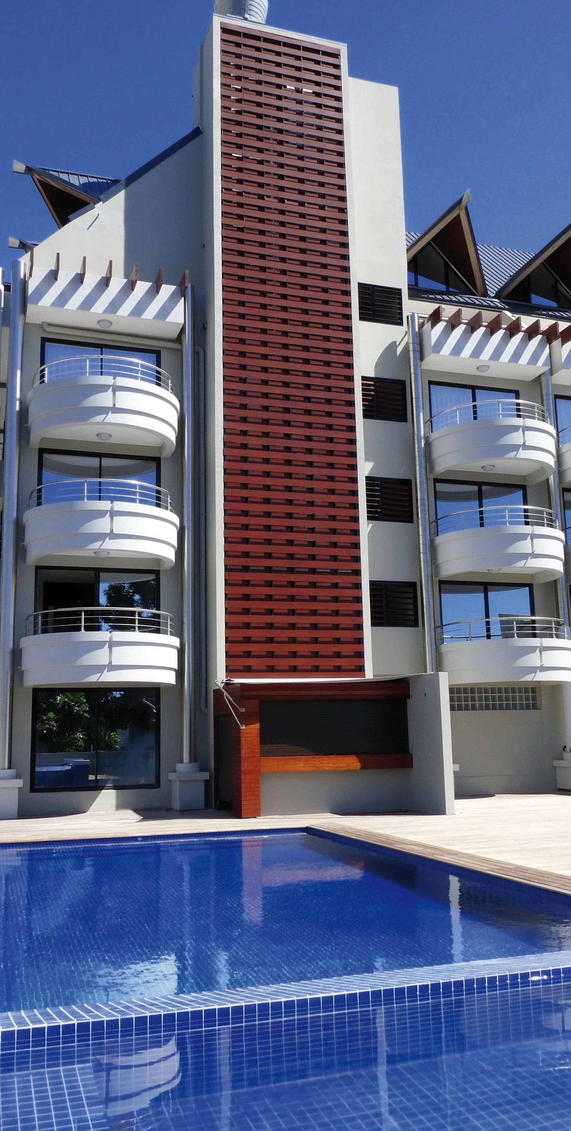 Un edificio moderno con una piscina delantera.