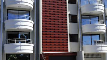 Un edificio moderno con una piscina delantera.