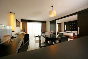 Suite Junior, 1 Chambre, Côté Rue | Minibar, bureau, rideaux d’obscurcissement, fer et planche à repasser
