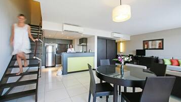 Suite ejecutiva, 2 habitaciones | Área de sala de estar | Televisión de plasma de 51 cm con canales por cable y televisión