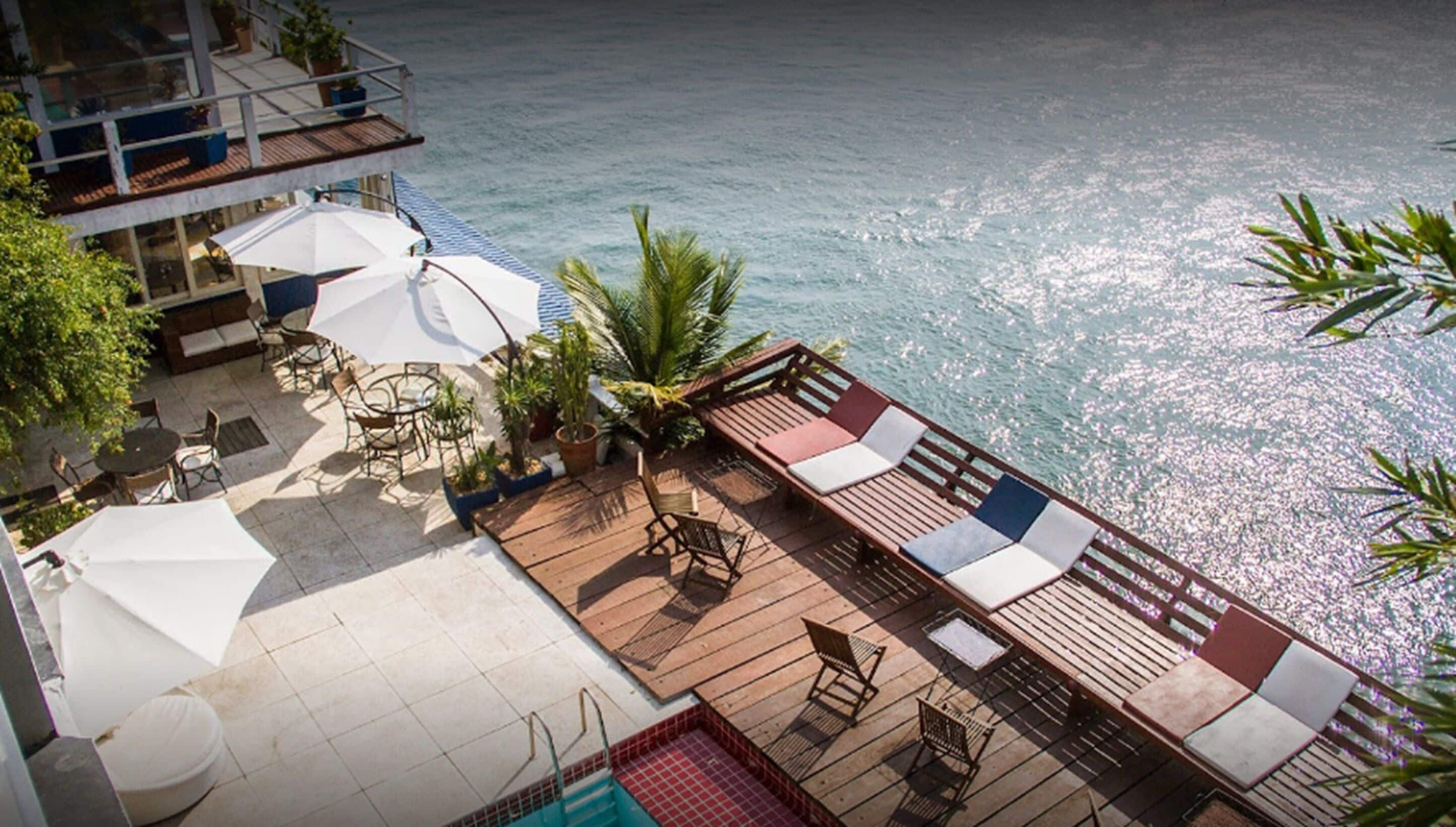 Na praia, guarda-sóis, toalhas de praia, passeios de lancha 
