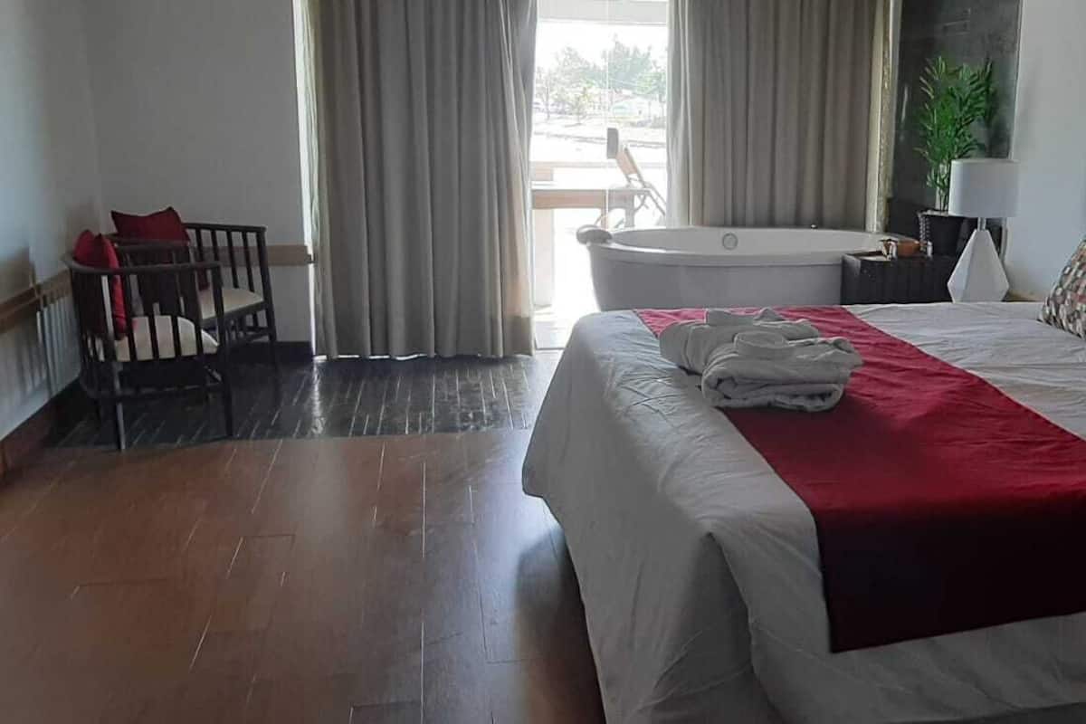 Suite 5 | Luxe beddengoed, een minibar, een kluis op de kamer