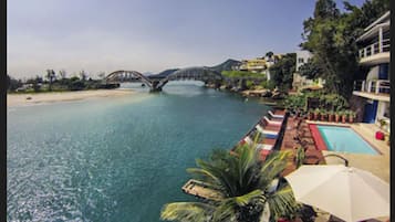Una piscina al aire libre