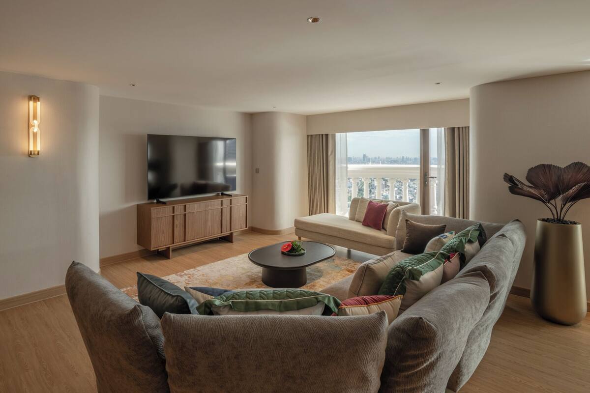 Tower Club Signature Collection 3-Bedroom Suite | Vardagsrum | 32-tums LCD-tv med kabelkanaler, tv och betalfilmer