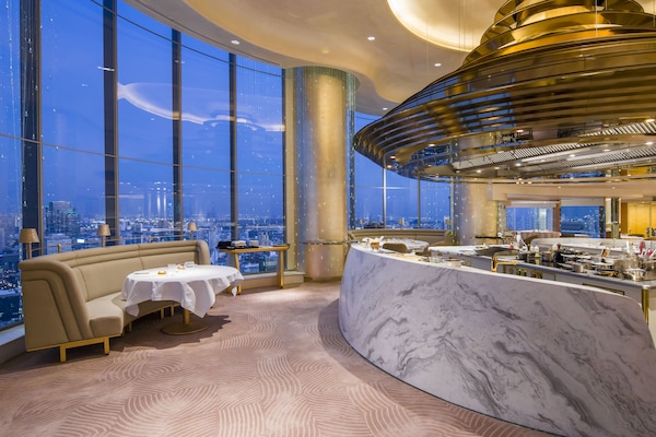 5 restaurants, dinner served, French cuisine