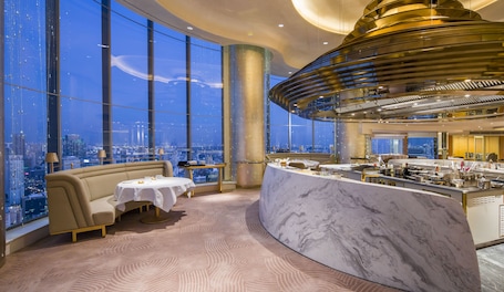 5 restaurants, dinner served, French cuisine