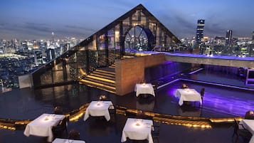 Tower Club Suite City View with Dinner once per stay at Breeze Restaurant above the Bangkok Skyline | Hochwertige Bettwaren, Minibar (mit einigen kostenlosen Artikeln)