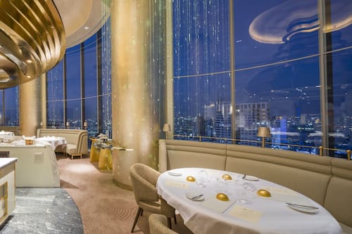 5 restaurants, dinner served, French cuisine