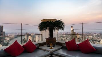 Tower Club Suite City View with Lounge and Drink at Distil Bar | Hochwertige Bettwaren, Minibar (mit einigen kostenlosen Artikeln)