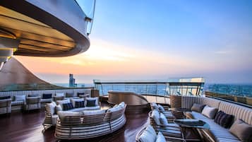 6 bars/lounges, rooftop bar